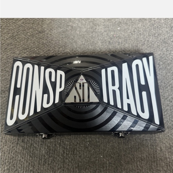 Jeffree Star x Shane Dawson Conspiracy Palette.
